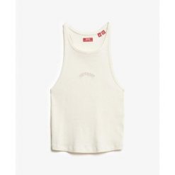 Tank top z plecami typu racer i logiem dla kobiet Superdry Essential. Białe topy damskie Superdry, bez wzorów, bez kołnierzyka, bez ramiączek. Za 95.35 zł.