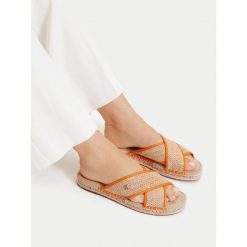 Klapki Tommy Hilfiger. Brązowe klapki damskie Tommy Hilfiger, bez wzorów, bez obcasa, bez zapięcia. Za 241.99 zł.