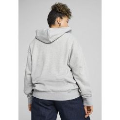 Damska rozpinana bluza z kapturem i małym logo ESS Comfort PUMA. Czarne bluzy damskie Puma, uniwersalny, bez wzorów, eleganckie, bez ramiączek, z kapturem. W wyprzedaży za 124.00 zł.