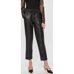 Guess Jeans - Spodnie. Czarne spodnie materiałowe damskie Guess Jeans, z aplikacjami, z jeansu, casualowe. Za 399.90 zł.