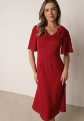 Czerwona Koktajlowa Sukienka VICES ze Zwiewnymi Rękawami i Kwiatową Aplikacją 3D Talilia. Czerwone sukienki damskie Born2be, na imprezę, l, z aplikacjami, eleganckie, bez kołnierzyka, bez ramiączek, midi, kopertowe. Za 169.99 zł.