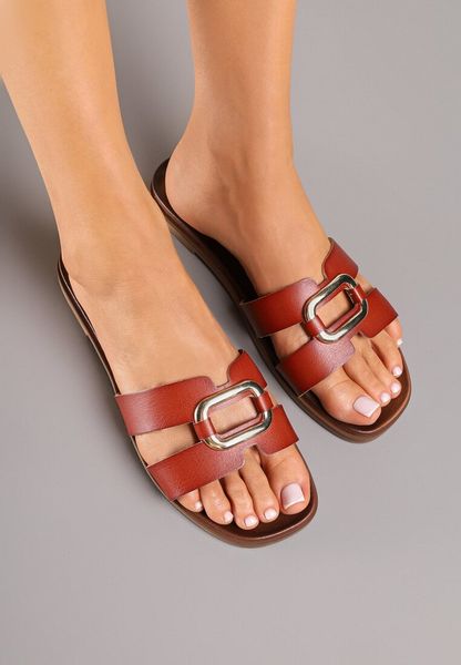 Brązowe Klasyczne Klapki z Ozdobnymi Wycięciami i Metaliczną Aplikacją Nitilia. Brązowe klapki damskie Renee, na lato, z aplikacjami, eleganckie, bez obcasa, na płaskiej podeszwie, bez zapięcia. Za 79.99 zł.