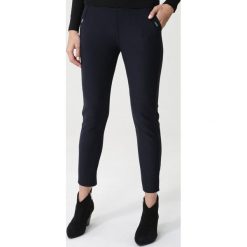 Granatowe Legginsy Athelstone. Niebieskie legginsy damskie Born2be, bez wzorów, z dzianiny. Za 49.99 zł.