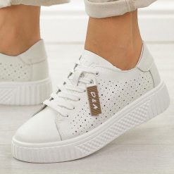 Białe skórzane ażurowe półbuty damskie DiA 5938. Białe półbuty damskie DiA, na jesień, w ażurowe wzory, z dzianiny, casualowe, bez obcasa, bez zapięcia. Za 239.00 zł.