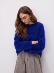Sweter z moherem i wełną - niebieski. Niebieskie swetry nierozpinane damskie Reserved, l, bez wzorów, z dzianiny, bez kołnierzyka, bez ramiączek. Za 279.99 zł.