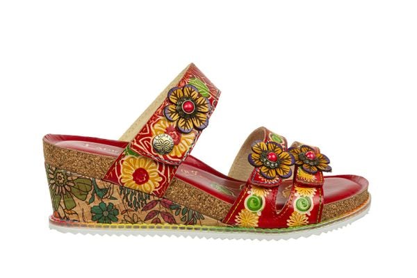 Klapki Laura Vita Bonito 19 Rouge 202064, Czerwony, Skóra naturalna - 37. Czerwone klapki damskie Laura Vita, z aplikacjami, z materiału, eleganckie, bez obcasa, na koturnie, bez zapięcia. W wyprzedaży za 224.10 zł.