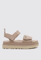 Sandały UGG Goldenstar beżowe z regulowanymi paskami. Brązowe sandały damskie UGG, bez wzorów, z materiału, bez obcasa, bez zapięcia. Za 595.80 zł.
