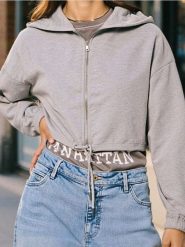 Bluza crop z kapturem - szary. Szare bluzy damskie Sinsay, l, bez wzorów, bez ramiączek, z kapturem. W wyprzedaży za 24.99 zł.