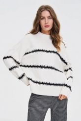 Sweter w paski z obniżoną linią ramion biały. Białe swetry nierozpinane damskie MOODO, l, bez wzorów, z poliamidu, bez kołnierzyka, bez ramiączek. Za 129.99 zł.