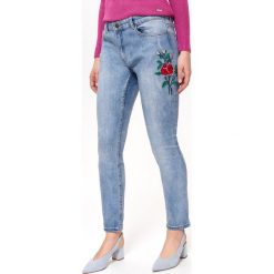 JEANSY DAMSKIE Z HAFTEM. Niebieskie jeansy damskie TOP SECRET, na lato, bez wzorów, z jeansu. W wyprzedaży za 49.99 zł.