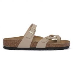 Klapki damskie Birkenstock Mayari. Brązowe klapki damskie Birkenstock, bez wzorów, z materiału, sportowe, bez obcasa, bez zapięcia. Za 635.00 zł.