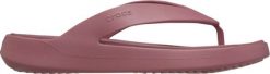 Crocs Klapki damskie Crocs Getaway Flip różowe 209589 5PG 38-39. Czerwone klapki damskie Crocs, bez wzorów, bez obcasa, bez zapięcia. Za 153.98 zł.
