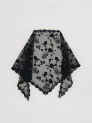 Koronkowy szal - czarny. Czarne szaliki damskie Reserved, bez wzorów, z koronki. Za 49.99 zł.