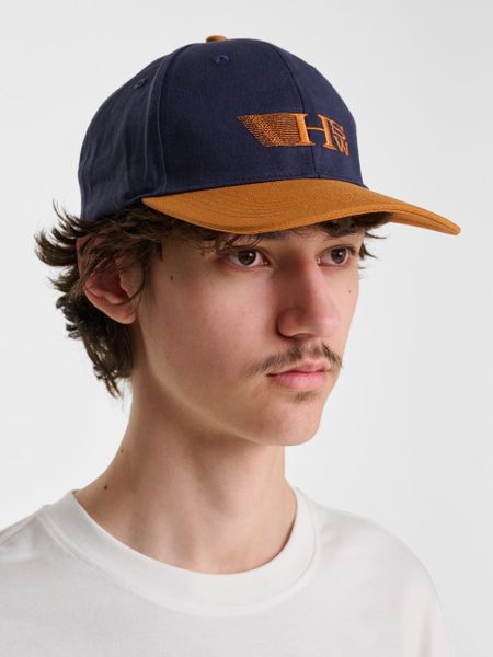 Czapka typu snapback Hummel Game. Czerwone czapki damskie Hummel, na jesień, z aplikacjami, z jedwabiu. Za 115.50 zł.