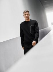 4F Bluza dresowa regular bez kaptura męska 4F x Robert Lewandowski - czarna M. Czarne bluzy sportowe męskie 4F, m, bez wzorów, z bawełny, bez kaptura. Za 189.99 zł.