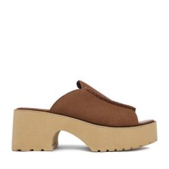 Klapki JENNY. Brązowe klapki damskie Jenny, bez wzorów, bez obcasa, bez zapięcia. Za 139.99 zł.