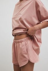Szorty z dzianiny dresowej w kolorze COTTONE ROSE - HOMEY-XS. Czerwone szorty damskie Marsala, bez wzorów, z bawełny. W wyprzedaży za 160.93 zł.