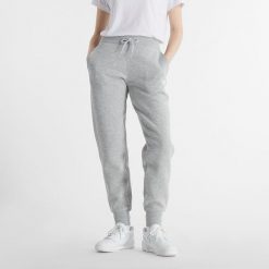 Spodnie damskie New Balance WP43805AG – szare. Szare spodnie dresowe damskie New Balance, bez wzorów, z bawełny, klasyczne. Za 159.99 zł.