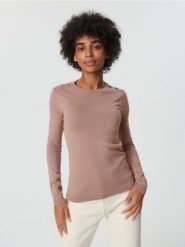 Sweter z ozdobnymi guzikami - beżowy. Brązowe swetry nierozpinane damskie Sinsay, l, bez wzorów, bez kołnierzyka, bez ramiączek. Za 39.99 zł.