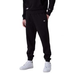 Spodnie męskie New Era MLB Essentls Jogger New York Yankees. Czarne spodnie materiałowe męskie New Era, bez wzorów, z dresówki. Za 199.99 zł.