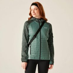 Kurtka damska hybrydowa Newhill. Niebieskie kurtki sportowe damskie Regatta, bez wzorów, z dzianiny, bez ramiączek, bez kaptura, trekkingowe. W wyprzedaży za 149.99 zł.