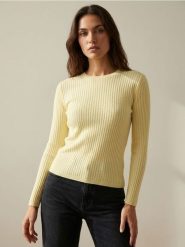 Klasyczny prążkowany sweter - żółty. Żółte swetry nierozpinane damskie Sinsay, l, bez wzorów, prążkowane, klasyczne, bez kołnierzyka, bez ramiączek. Za 29.99 zł.