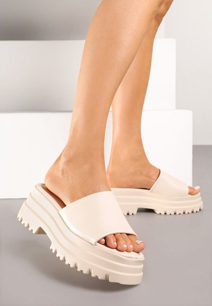 Beżowe Klapki na Grubej Podeszwie z Tłoczeniem Fevenne. Brązowe klapki damskie Born2be, bez wzorów, eleganckie, bez obcasa, na płaskiej podeszwie, bez zapięcia. Za 99.99 zł.