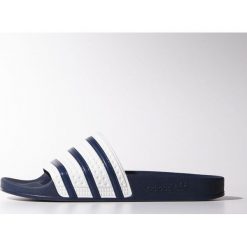 Klapki adidas Originals Adilette M G16220. Białe klapki męskie Adidas, bez wzorów, z materiału, bez zapięcia. W wyprzedaży za 199.00 zł.