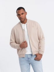 Lekka kurtka męska bomberka z logowaną podszewką - jasnobeżowa V2. Brązowe kurtki męskie Ombre Clothing, l, z aplikacjami, z bawełny, casualowe, bez kaptura. W wyprzedaży za 119.99 zł.