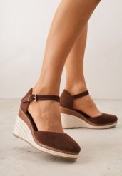 Brązowe Sandały na Plecionym Koturnie ze Sprzączką Catlinna. Brązowe sandały damskie Renee, bez wzorów, bez obcasa, na koturnie, bez zapięcia. Za 109.99 zł.