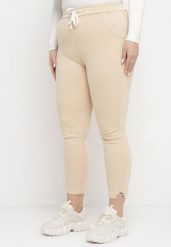 Jasnobeżowe Spodnie Skinny ze Sznurkiem w Pasie i Kieszeniami Irfana. Brązowe spodnie materiałowe damskie Born2be, bez wzorów, z jeansu, eleganckie. Za 49.99 zł.