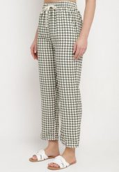 Zielono-Białe Spodnie z Wysokim Stanem i Gumką w Pasie Korolla. Zielone spodnie materiałowe damskie Born2be, z aplikacjami, z jeansu, eleganckie, z podwyższonym stanem. Za 29.99 zł.