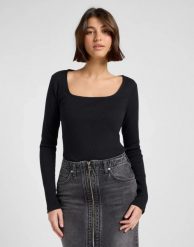 DAMSKA KOSZULKA LEE LS SQUARE NECK BLACK 112370951. Czarne bluzki damskie Lee, s, bez wzorów, bez kołnierzyka, bez ramiączek. Za 89.99 zł.