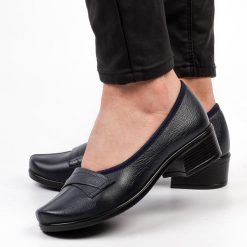 Granatowe Polskie półbuty damskie Gregors 569. Niebieskie półbuty damskie GREGORS, na jesień, bez wzorów, z jeansu, eleganckie, bez obcasa, na płaskiej podeszwie, bez zapięcia. Za 349.00 zł.