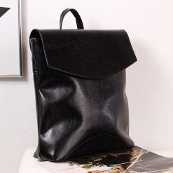 Skórzany plecak damski DAN-A T383 czarny. Czarne plecaki damskie DAN-A, bez wzorów, ze skóry, eleganckie. Za 349.99 zł.
