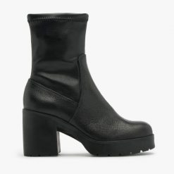 Czarne botki z elastyczną cholewką JOANNA. Czarne botki damskie RKO, bez wzorów, ze skóry, bez obcasa, na obcasie, bez zapięcia. W wyprzedaży za 199.99 zł.