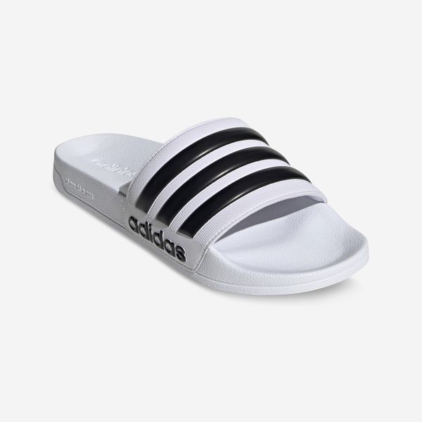Klapki basenowe Adidas Adilette Shower. Białe klapki damskie Adidas, bez wzorów, sportowe, bez obcasa, bez zapięcia. Za 89.99 zł.