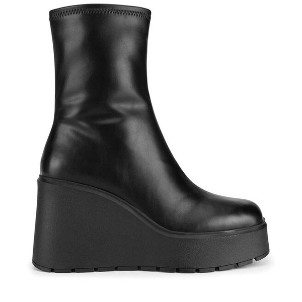 Botki DeeZee. Czarne botki damskie DeeZee, bez wzorów, bez obcasa, na koturnie, bez zapięcia. Za 199.99 zł.