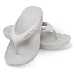 Klapki basenowe japonki Aqua Speed Malaga. Białe klapki damskie Aqua-Speed, bez wzorów, sportowe, bez obcasa, bez zapięcia. Za 59.99 zł.