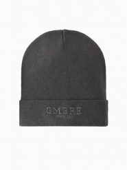 Męska dzianinowa czapka beanie z haftowanym napisem – grafitowa V2. Szare czapki męskie Ombre Clothing, bez wzorów, z dzianiny. Za 129.99 zł.