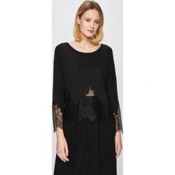 Guess Jeans - Bluzka. Białe bluzki damskie Guess Jeans, s, z aplikacjami, z dzianiny, casualowe, bez kołnierzyka, bez ramiączek. W wyprzedaży za 199.90 zł.