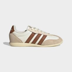 Sneakersy damskie ADIDAS Barreda Decode Lo Off. Białe obuwie sportowe damskie Adidas, bez wzorów, z syntetyku, bez zapięcia. Za 299.99 zł.