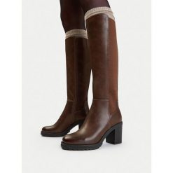 Kozaki JENNY. Brązowe kozaki damskie Jenny, bez wzorów, bez obcasa, na słupku, bez zapięcia. Za 229.99 zł.
