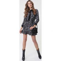 Ciemnoszara Sukienka Tallahassee. Sukienki damskie Born2be, na imprezę, l, bez wzorów, z weluru, wizytowe, bez kołnierzyka, bez ramiączek, mini. Za 139.99 zł.