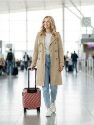 Walizka kabinowa na kółkach z tłoczonym wzorem - różowy. Czerwone walizki męskie Sinsay, bez wzorów, z tłoczeniem. Za 109.99 zł.