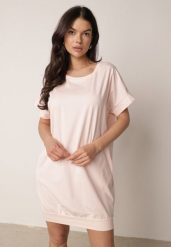 Jasnoróżowa Pudełkowa Sukienka T-shirtowa o Krótkim Kroju Orlella. Czerwone sukienki damskie Born2be, na lato, l, bez wzorów, bez kołnierzyka, bez ramiączek, mini. Za 49.99 zł.