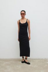 Sukienka na ramiączkach z prążkowanej dzianiny w kolorze TOTALLY BLACK - CARMEN MAXI-M/L. Czarne sukienki damskie Marsala, l, bez wzorów, z bawełny, bez kołnierzyka, bez ramiączek, maxi. Za 249.90 zł.