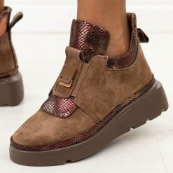 C. Brązowe zamszowe skórzane botki damskie T.Sokolski 419. Brązowe botki damskie Sokolski, na jesień, bez wzorów, z dzianiny, eleganckie, z okrągłym noskiem, bez obcasa, na platformie, bez zapięcia. Za 269.00 zł.