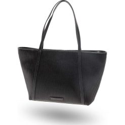 TOREBKA Armani Exchange. Czarne shopperki damskie Armani Exchange, z aplikacjami, ze skóry ekologicznej, na ramię, z tłoczeniem, bez dodatków. Za 371.40 zł.