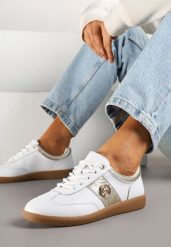 Biało-Złote Sneakersy Skórzane Typu Kultowe Tenisówki z Metaliczną Aplikacją Ollisena. Białe trampki i tenisówki damskie Renee, z aplikacjami, z jeansu, bez zapięcia. Za 169.99 zł.